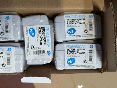 plusieurs paquets de savon posés dans une boîte en carton sur une table