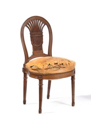 une chaise en bois dont l'assise est recouverte d'un tissu à motifs floraux