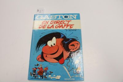 gros plan d'un livre sur une table à fond blanc