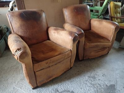 Paire de fauteuils club en cuir havane.