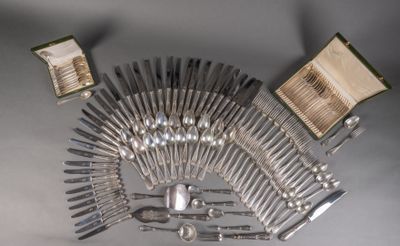 beaucoup de cuillères et de fourchettes en argent sur la table