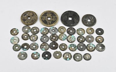 plusieurs types de pièces de monnaie sont disposés sur une surface blanche