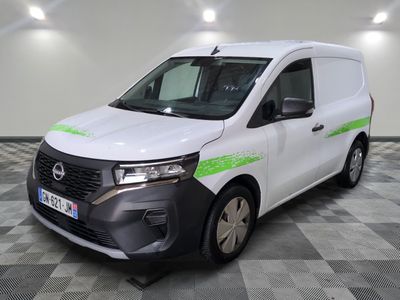une camionnette blanche avec une bande verte sur le côté