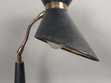 une lampe noire posée sur une table blanche