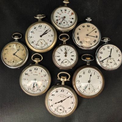de nombreux modèles différents de montres de poche sur un fond noir