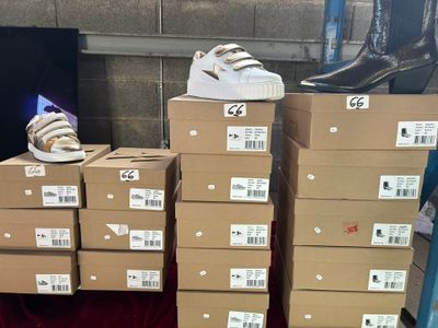 plusieurs boîtes de chaussures sont empilées les unes sur les autres