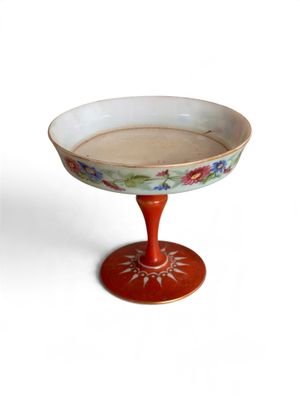 un petit bol orné d'un motif floral