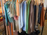un portemanteau de vêtements exposé dans un magasin