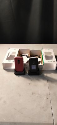 Plusieurs appareils électroniques sont alignés sur une table devant un fond noir.