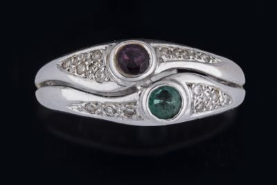 Bague jonc ornée d’une émeraude et d’un rubis violacé ronds …