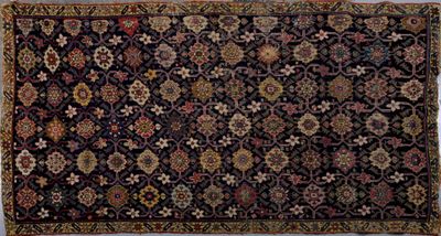 tapis persan antique à motif floral sur fond noir