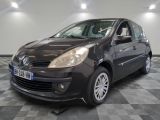 la photo d'une petite voiture noire garée dans un garage