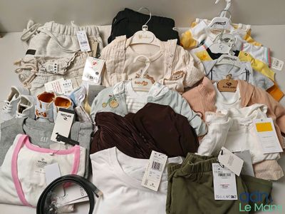 beaucoup de vêtements et d'accessoires pour bébés sur la table