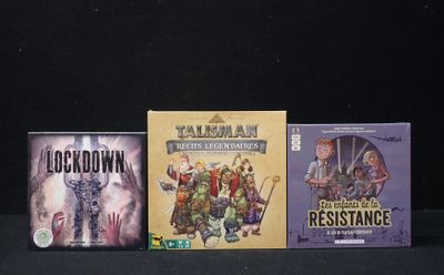 trois jeux vidéo posés sur une table
