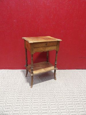 Table miniature en bois pour maison de poupées, avec étagère et tiroir