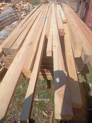 de nombreuses pièces de bois empilées les unes sur les autres