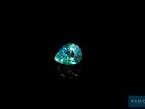 un diamant bleu sur fond noir