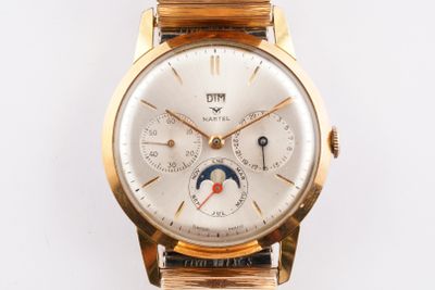 a gold wrist watch with a white dial on it