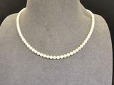 un collier de perles blanches sur un mannequin mannequin mannequin mannequin mannequin mannequin mannequin mannequin mannequin mannequin