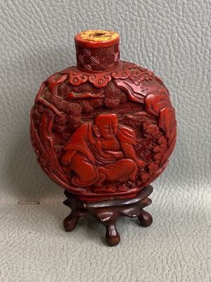 flacon à tabac chinois rouge sculpté, orné d'oiseaux et de fleurs