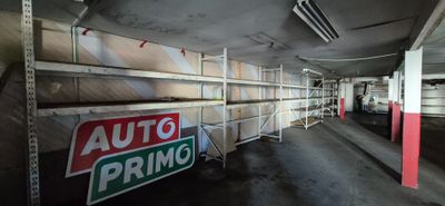une photo d'un parking avec un panneau indiquant « Auto Priino »