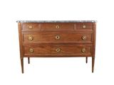 une commode en bois avec un plateau en marbre sur fond blanc