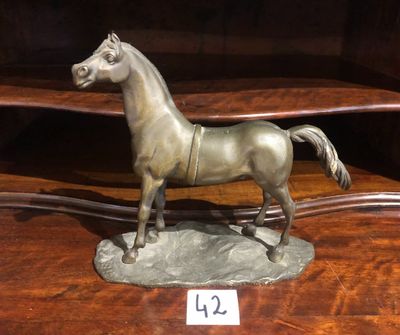 une statue de cheval posée sur une table