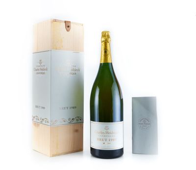 une bouteille de champagne à côté d'un carton de vin