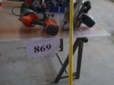 les nombreux outils posés sur une table dans un atelier