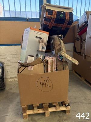 une caisse remplie d'objets posée sur une palette dans un entrepôt