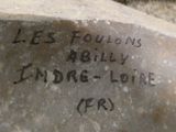 a stone with writing on it that says les poulons