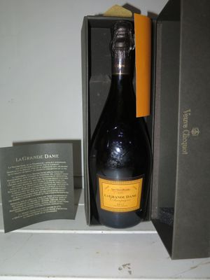 une bouteille de champagne posée dans une boîte sur une étagère