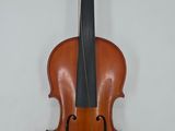 un vieux violon accroché au mur d'une pièce