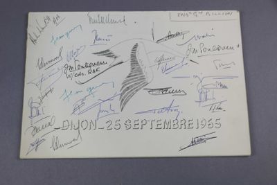 de nombreuses signatures écrites sur une feuille de papier