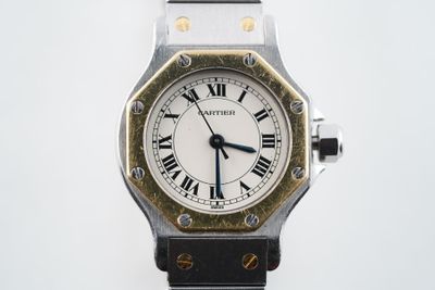 gros plan d'une montre avec des chiffres romains sur le cadran
