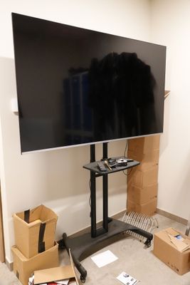 un téléviseur à écran plat posé sur un meuble dans une pièce