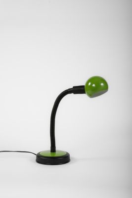 lampe de table verte avec un pied noir et un fond blanc