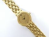 une image d'un gros plan d'une montre-bracelet sur une surface blanche