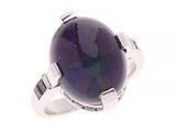 une image représentant une bague sertie d'une grosse pierre violette