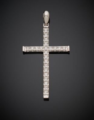 un pendentif en forme de croix en diamant sur fond noir