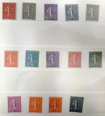 plusieurs timbres de différentes couleurs sur une feuille de papier où l'on voit une personne en train de marcher