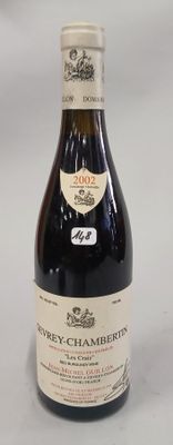 une bouteille de vin posée sur une table