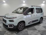 La nouvelle fourgonnette Citroën est garée dans le showroom.