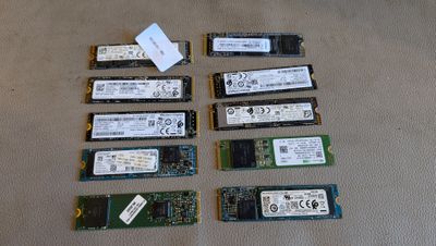 beaucoup de disques durs qui traînent par terre