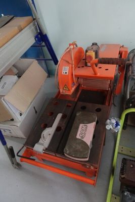 une machine posée à côté de quelques cartons