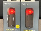 deux boîtes contenant chacune deux lampes USB Garmin, posées sur une table