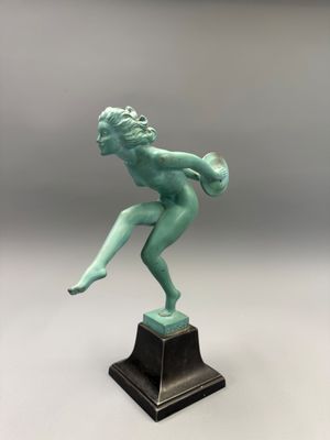 une image représentant une statue d'une femme tenant une balle