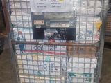 un chariot sur lequel sont posés de nombreux cartons