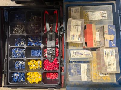 de nombreux types de vis et d'écrous dans une boîte à outils