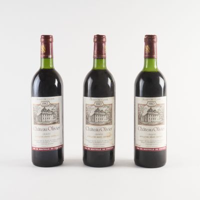 trois bouteilles de vin posées l'une à côté de l'autre sur une table